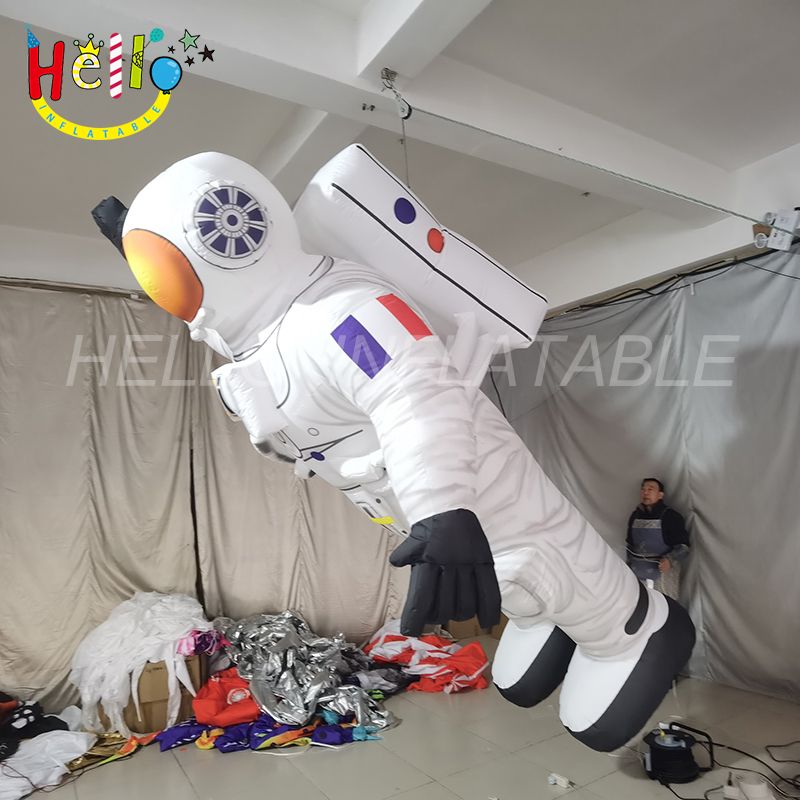 Spaceman Santa Inflatable Inflatable Astronaut Model - Hello Inflatables
