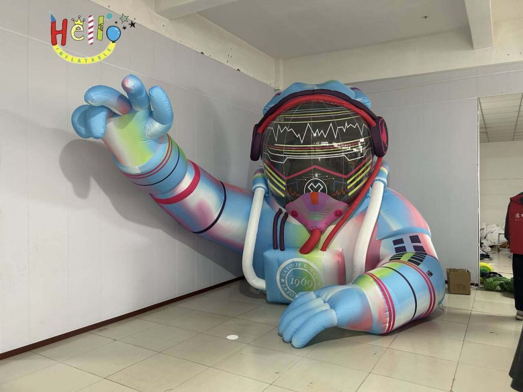 4-Meter-Long 3-Meter-High Inflatable Half Body Astronaut Cartoon Type插图1