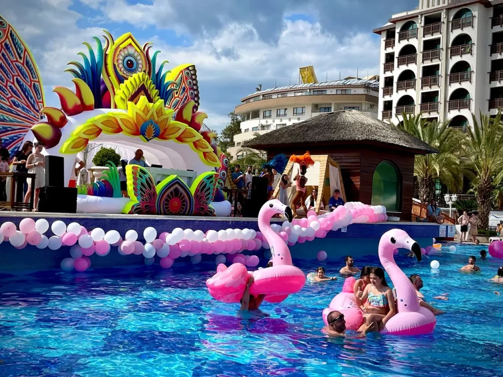 HOME插图15 inflatable_cartoon