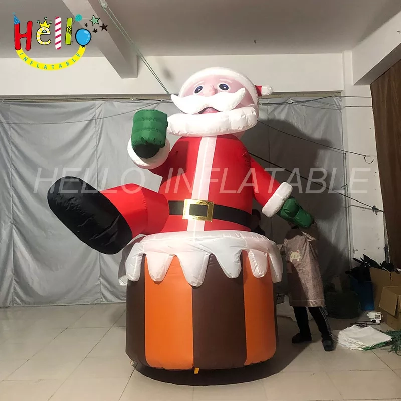 10 Creative Ways to Use Christmas Inflatables in Cityscape and Public Spaces插图 Christmas santa