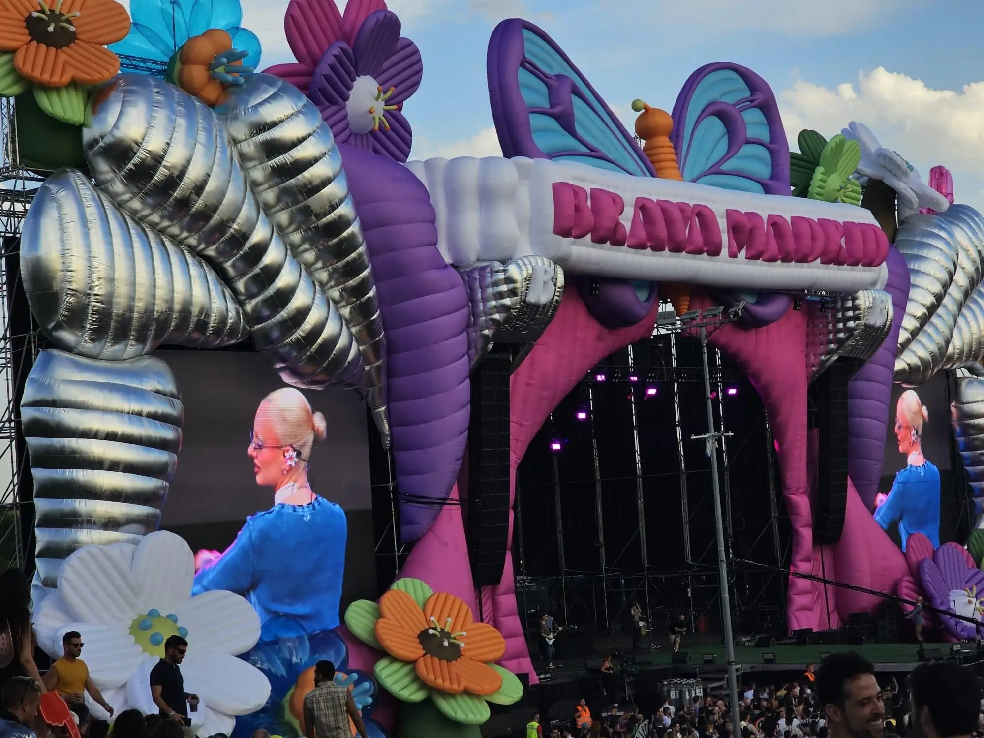 Custom Butterfly and Flower Stage Inflatables for Madrid’s Biggest Summer Festival插图 custom stage inflatables1