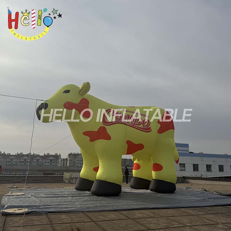 Giant Inflatable Cow (2)