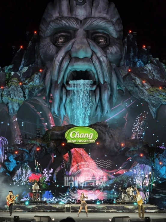 A 19-Meter Mountain God Mask Makes a Stunning Debut插图7 inflatable mountain god mask(8)